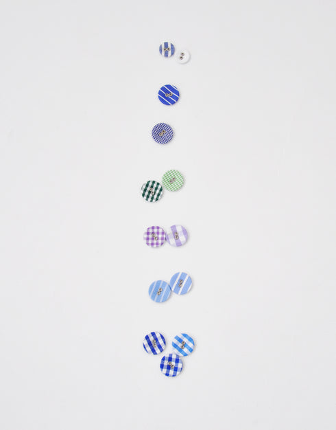 くるみボタンの半袖シャツ